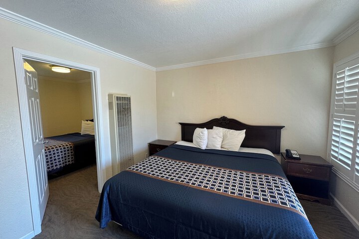 Room 18 of 28