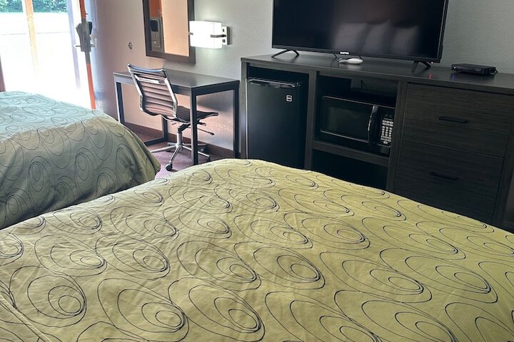 Clairmont Inn & Suites Warren