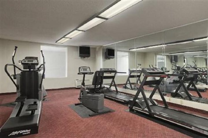 DAYS INN AND SUITES ELYRIA