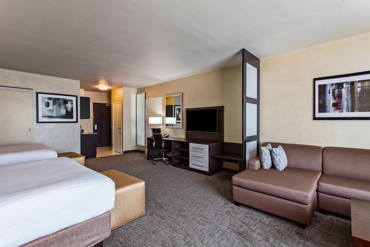 Holiday Inn Express & Suites Anaheim Resort Area by IHG