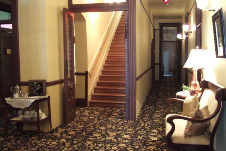 Martin & Mason Hotel