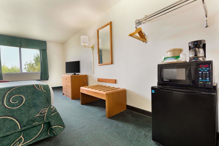 Room 4 of 16