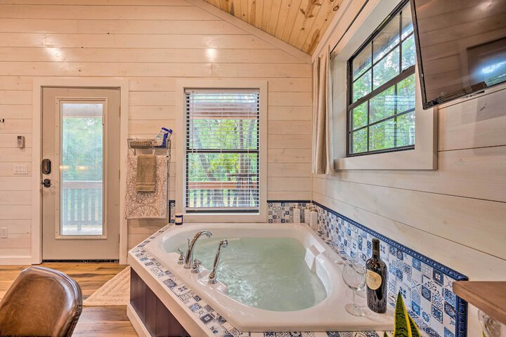 Romantic Broken Bow Cabin w / Jacuzzi & Fire Pit!