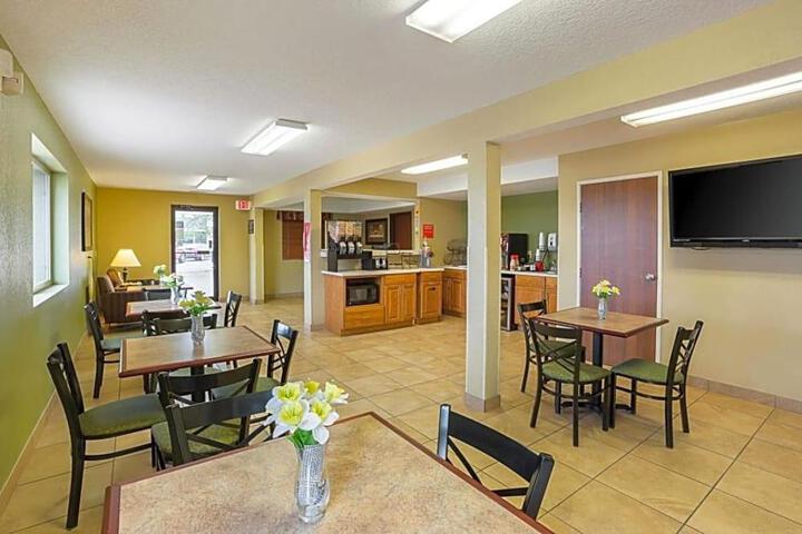 Rodeway Inn & Suites