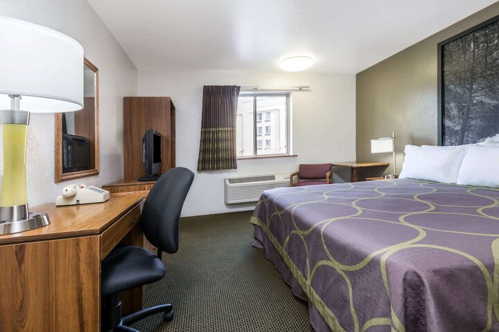 Room 6 of 16