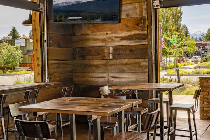 Ski Inn Taphouse Hotel