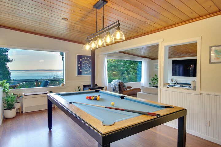 Puget Sound Cottage w / Private Community Beach!