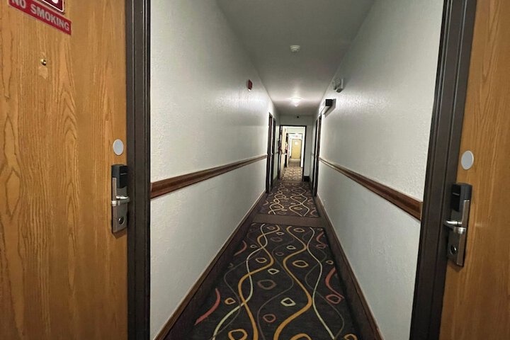 Deluxe Inn