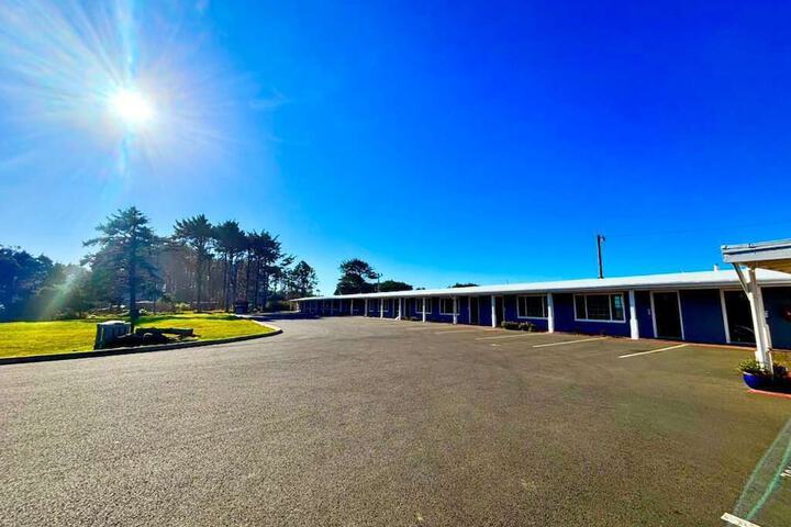 Tillicum Beach Motel (Deanes Oceanfront Lodge)