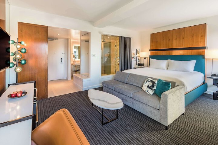 Room 33 of 82