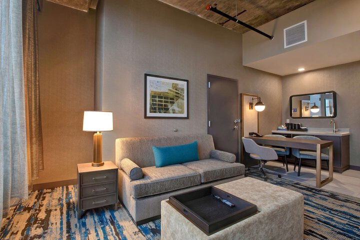 Room 32 of 65