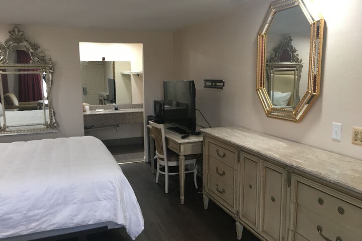 Room 7 of 12