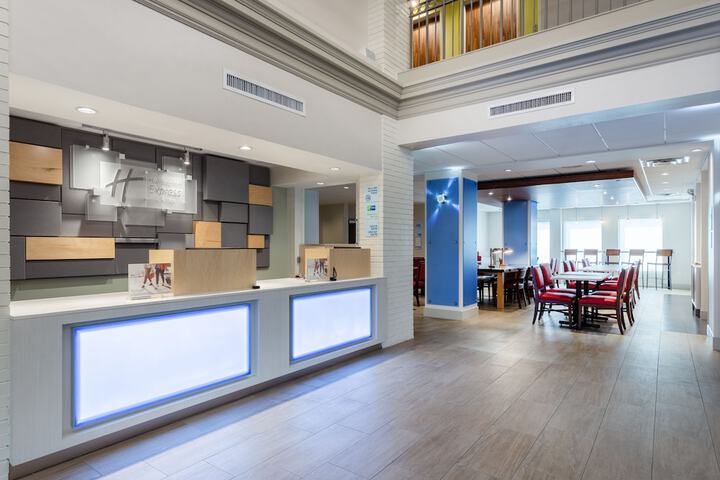 Holiday Inn Express Hotel & Suites Chicago-Midway Airport by IHG