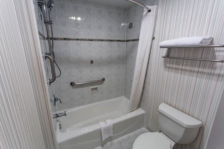 Room 10 of 28