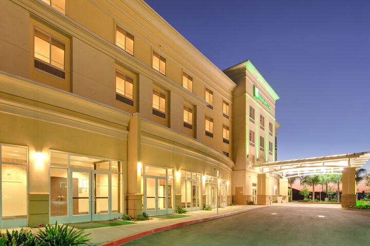 Holiday Inn & Suites Bakersfield by IHG