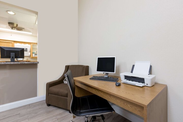 Business Center 17 of 18