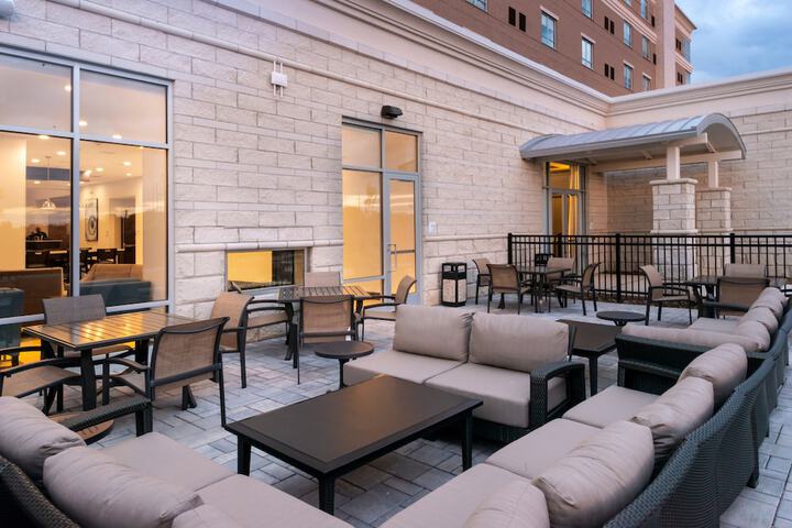 Holiday Inn & Suites Farmington Hills - Detroit NW by IHG