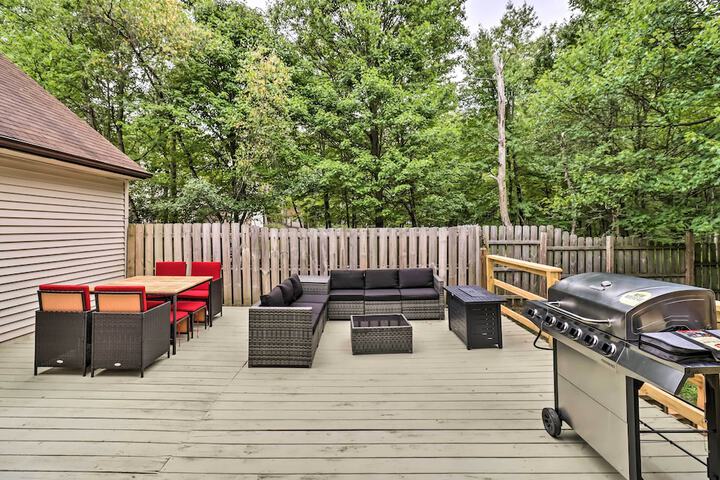 Chic Long Pond Family Home w / Fire Pits & Deck!