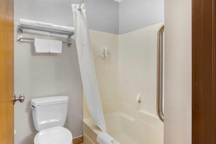 Quality Inn Chesterton near Indiana Dunes National Park I-94