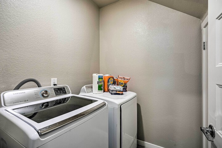 Pet-friendly Elk Grove Retreat w / Balcony!