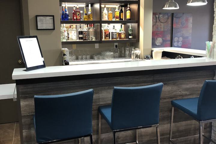 Lounge 53 of 58