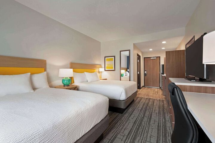 Days Inn & Suites by Wyndham Beaumont West / I-10 & Walden