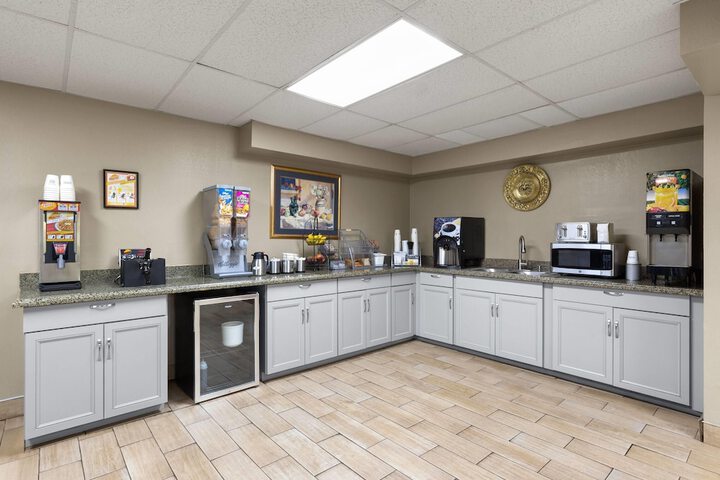 Super 8 by Wyndham Shepherdsville / Louisville South I65