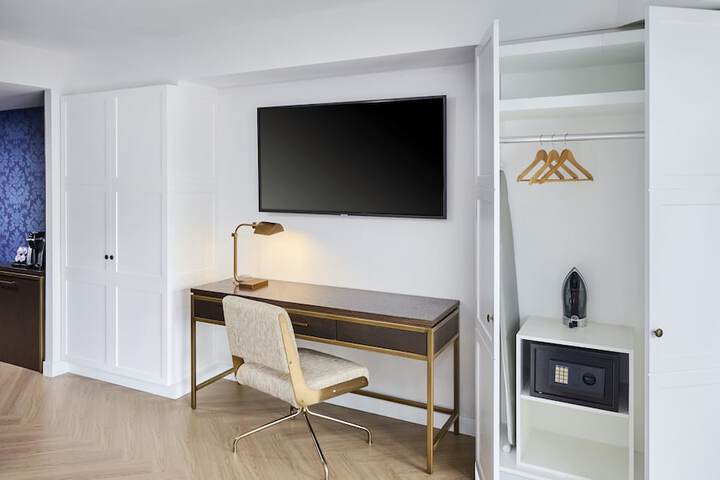 Room 25 of 33