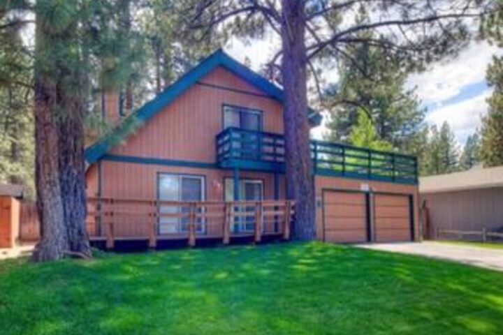 Conveniently Located Tahoe Home for 10 by RedAwning