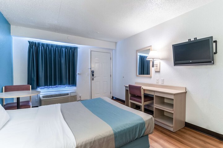 Room 25 of 28