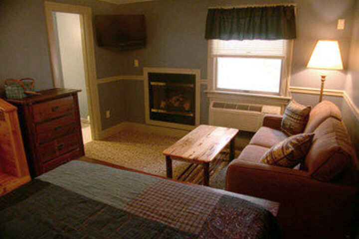 Mountaintop Lodge at Lake Naomi