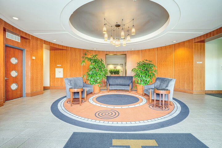 Luxe Condo w / Private Patio & Perks in Emeryville!