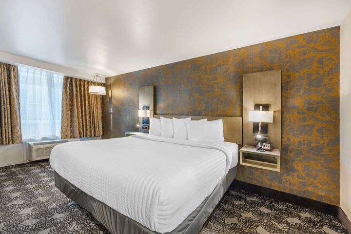 Room 33 of 80