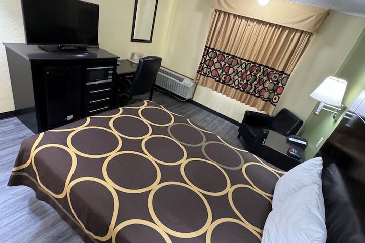 Room 9 of 18