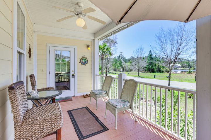 Lovely Carrabelle Home w / Lake Views & Pool Access
