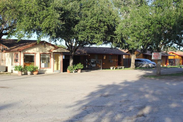 Lakeside Inn & Suites by OYO Mathis I 37