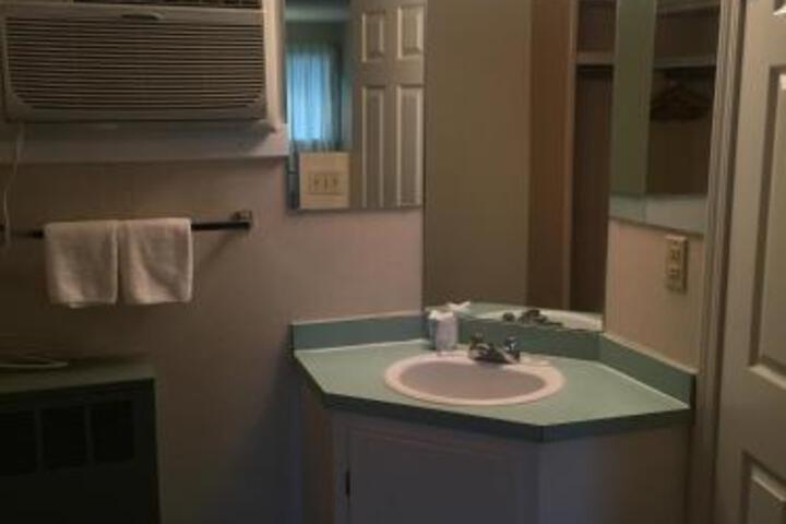 Leroys Motor Inn