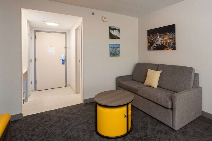 Room 9 of 17
