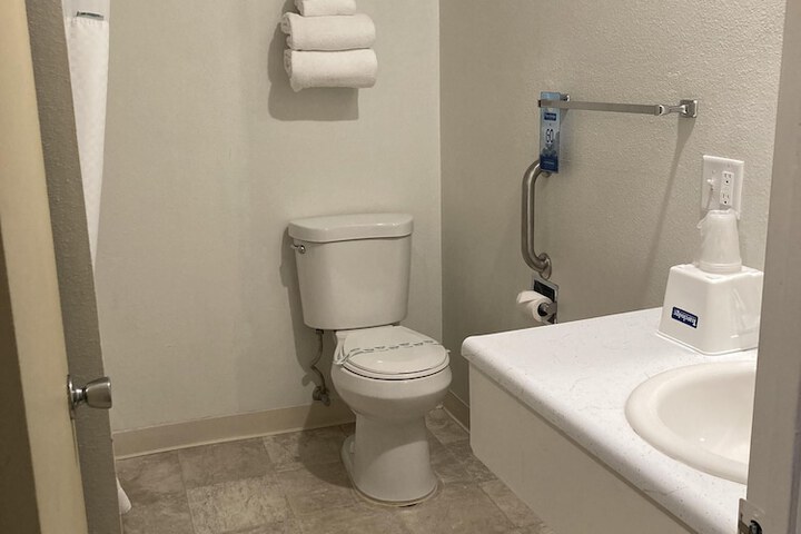 Room 6 of 25
