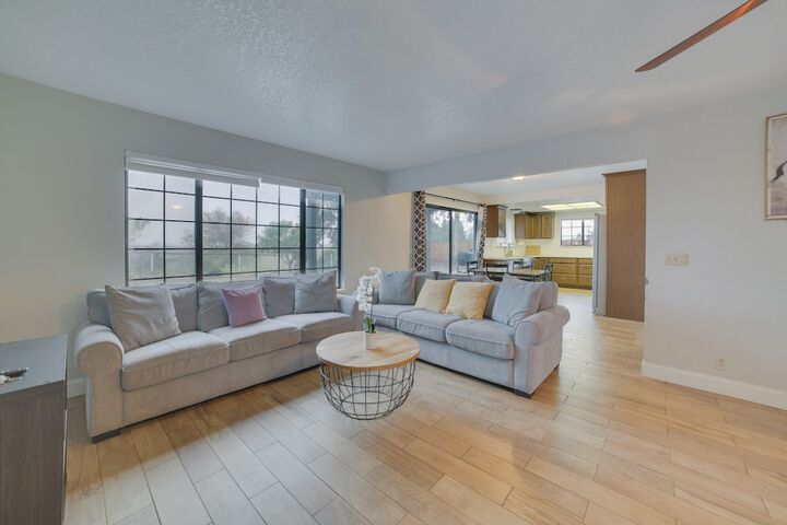 Pet-friendly Hollister Getaway w / Grill!