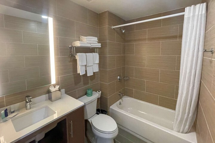 Room 11 of 28