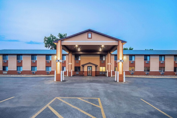 Days Inn & Suites by Wyndham Waterloo