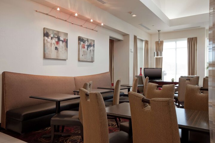 Lounge 66 of 72