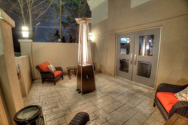 Lounge 71 of 73
