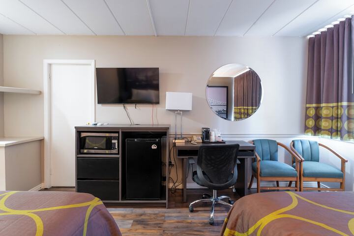 Super 8 by Wyndham Gananoque / Country Squire Resort
