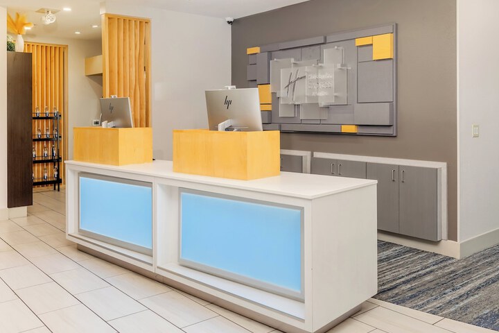 Holiday Inn Express & Suites Medford by IHG