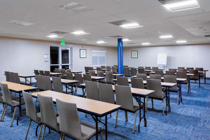 Holiday Inn Express & Suites Oroville Lake by IHG
