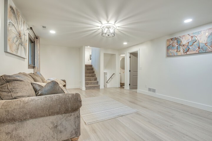 Spacious Riverfront Delaware Home w / Views