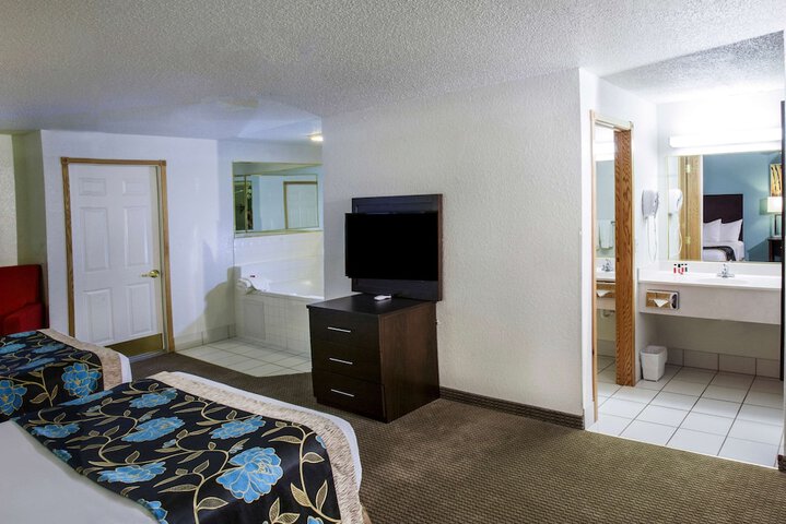 Room 33 of 74