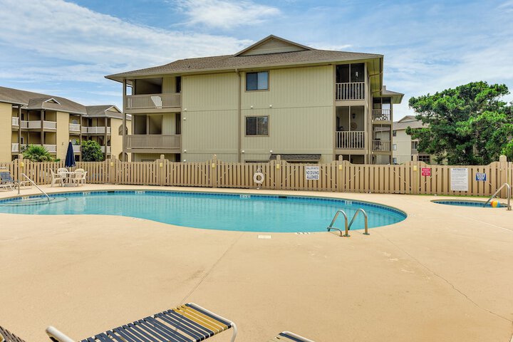 Little River Condo w / Pool Access: 5 Mi to Beach
